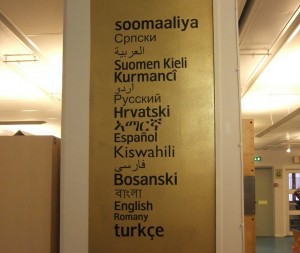 Medien in allen diesen Sprachen gibt es in der Stadtbibliothek Rinkeby